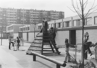 502998 Gezicht op de speelplaats achter de huizen aan de Teherandreef te Utrecht.